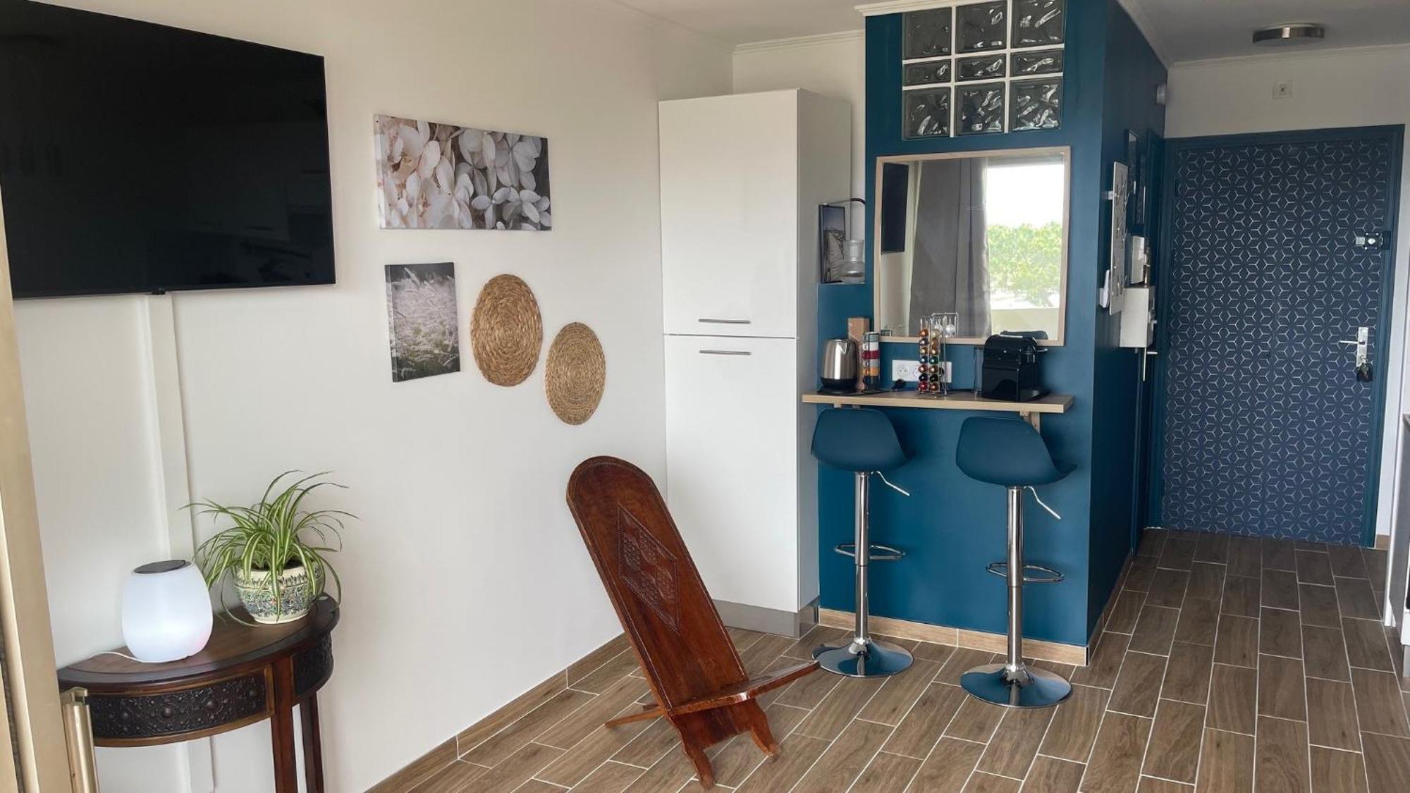 Joli Studio Vue Mer, Piscine, Tennis, Parking 昂蒂布 外观 照片